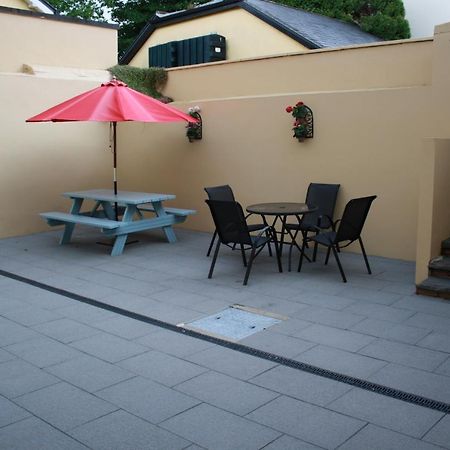 Luxury Townhouse -Free Private Parking- 2 Bedrooms Both En-Suite -Sleeps 5 - Fully Equipped Kitchen, Dining Room- Living Room With Tv Dvd Outside Courtyard With Seating - Fast Wi-Fi- 2-Minute Walk To Town Centre Killarney Exteriér fotografie