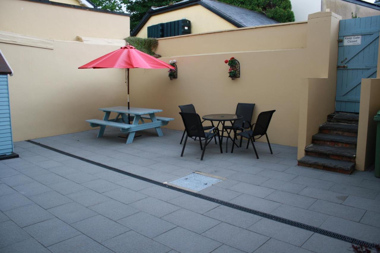 Luxury Townhouse -Free Private Parking- 2 Bedrooms Both En-Suite -Sleeps 5 - Fully Equipped Kitchen, Dining Room- Living Room With Tv Dvd Outside Courtyard With Seating - Fast Wi-Fi- 2-Minute Walk To Town Centre Killarney Exteriér fotografie