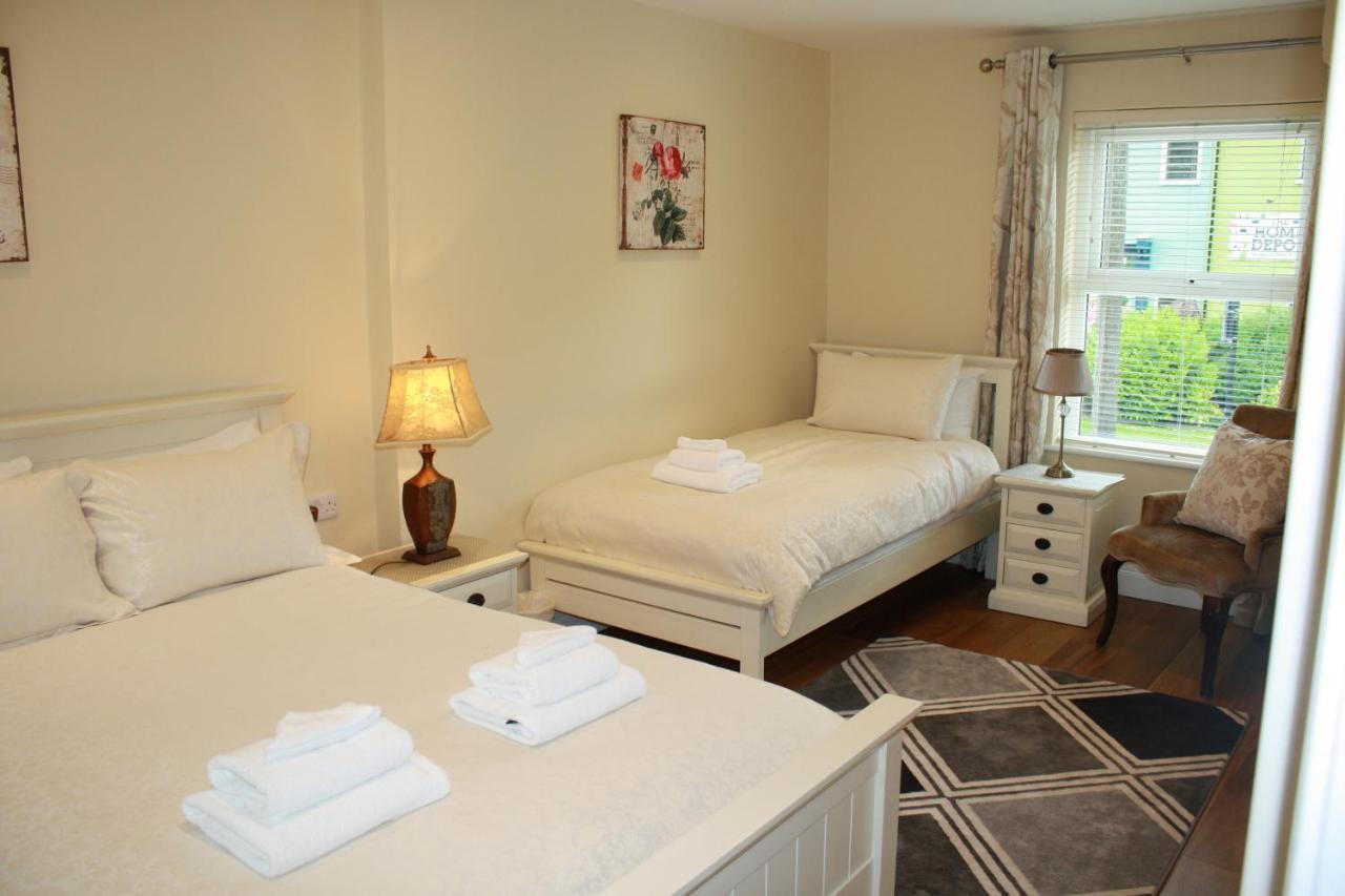 Luxury Townhouse -Free Private Parking- 2 Bedrooms Both En-Suite -Sleeps 5 - Fully Equipped Kitchen, Dining Room- Living Room With Tv Dvd Outside Courtyard With Seating - Fast Wi-Fi- 2-Minute Walk To Town Centre Killarney Exteriér fotografie