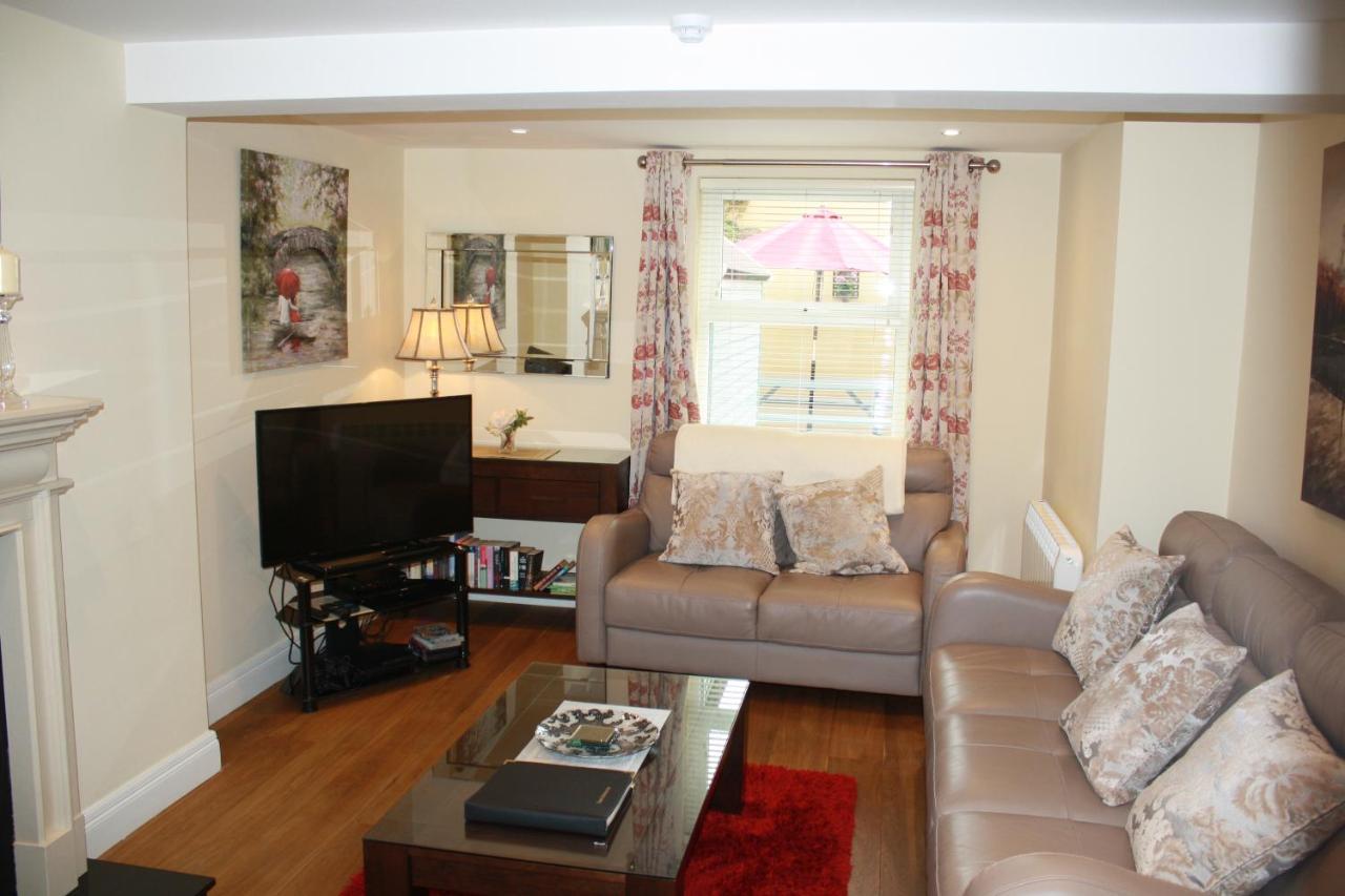 Luxury Townhouse -Free Private Parking- 2 Bedrooms Both En-Suite -Sleeps 5 - Fully Equipped Kitchen, Dining Room- Living Room With Tv Dvd Outside Courtyard With Seating - Fast Wi-Fi- 2-Minute Walk To Town Centre Killarney Exteriér fotografie