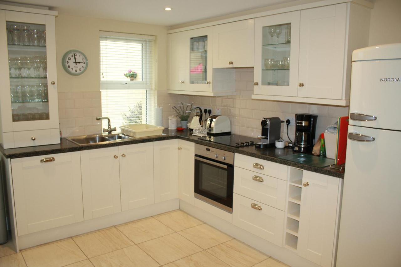 Luxury Townhouse -Free Private Parking- 2 Bedrooms Both En-Suite -Sleeps 5 - Fully Equipped Kitchen, Dining Room- Living Room With Tv Dvd Outside Courtyard With Seating - Fast Wi-Fi- 2-Minute Walk To Town Centre Killarney Exteriér fotografie
