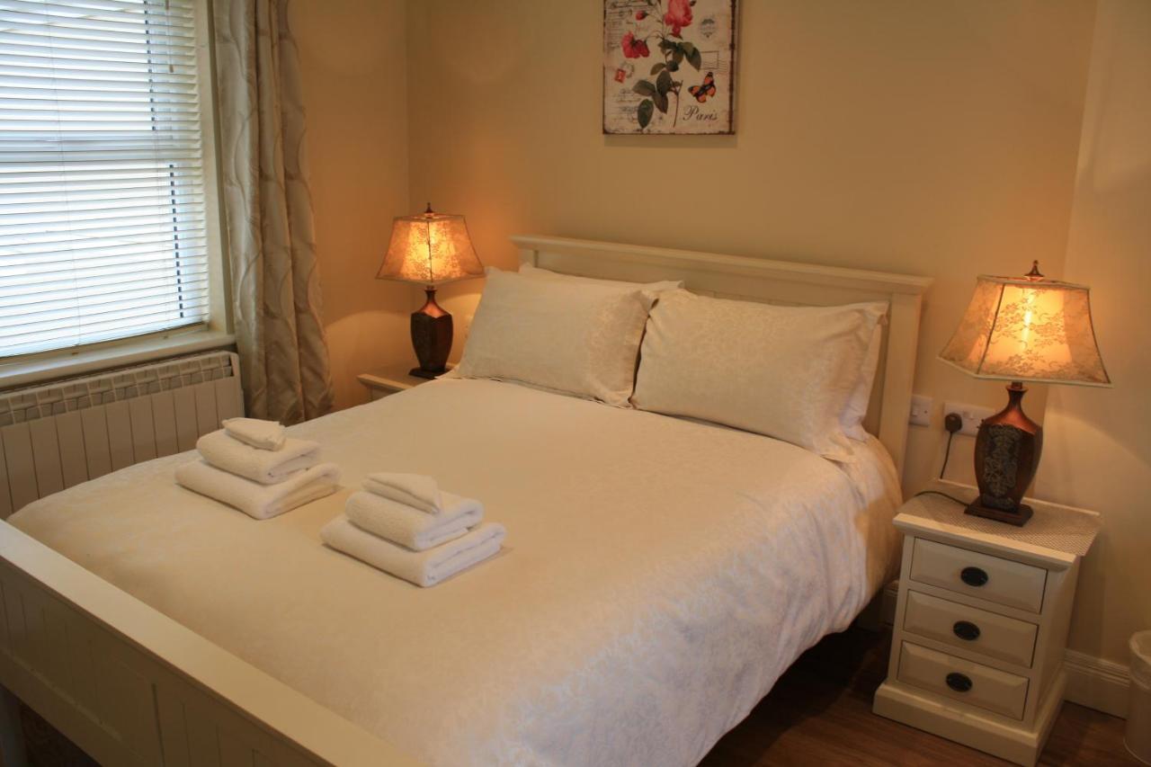 Luxury Townhouse -Free Private Parking- 2 Bedrooms Both En-Suite -Sleeps 5 - Fully Equipped Kitchen, Dining Room- Living Room With Tv Dvd Outside Courtyard With Seating - Fast Wi-Fi- 2-Minute Walk To Town Centre Killarney Exteriér fotografie