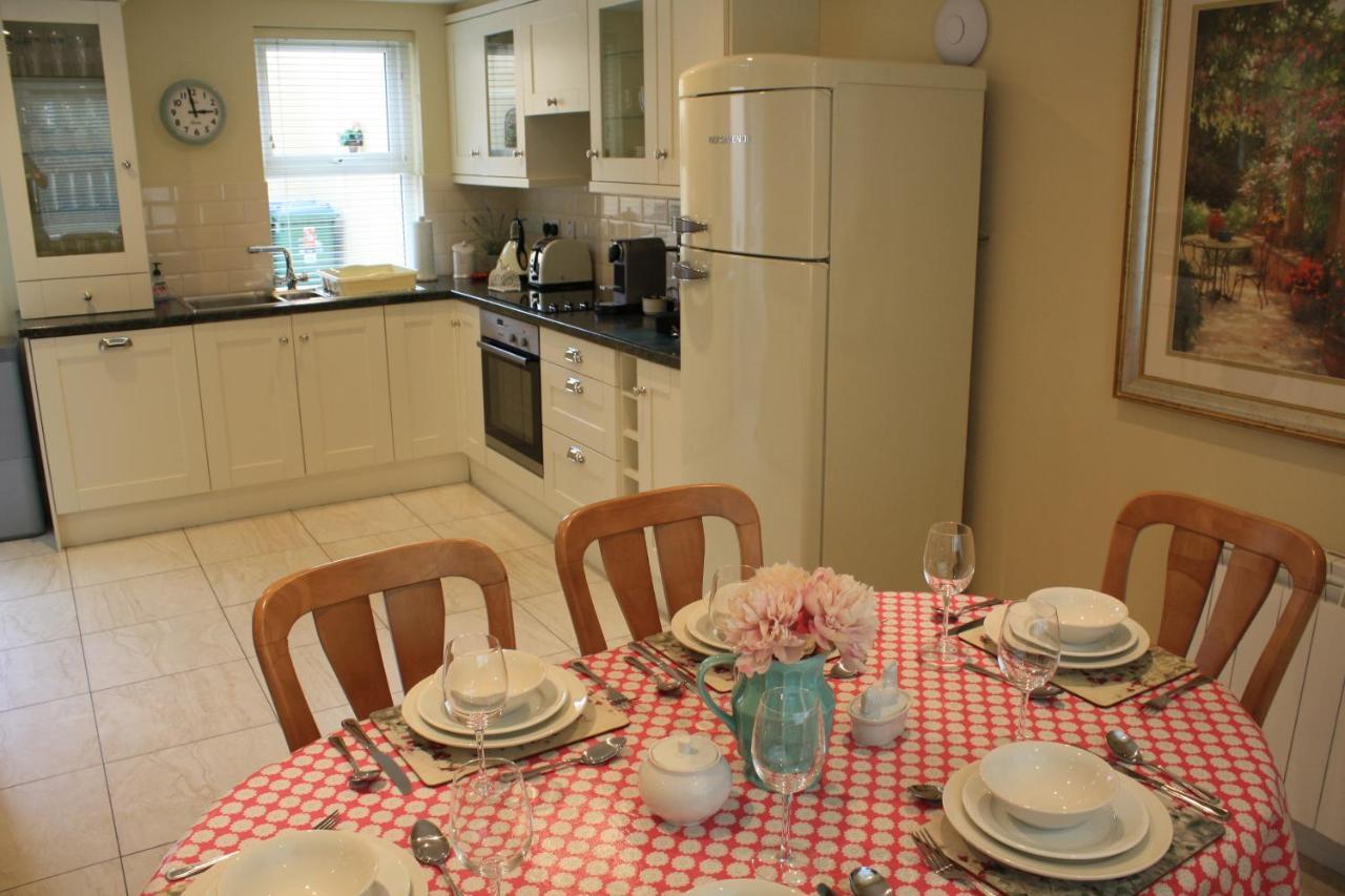 Luxury Townhouse -Free Private Parking- 2 Bedrooms Both En-Suite -Sleeps 5 - Fully Equipped Kitchen, Dining Room- Living Room With Tv Dvd Outside Courtyard With Seating - Fast Wi-Fi- 2-Minute Walk To Town Centre Killarney Exteriér fotografie
