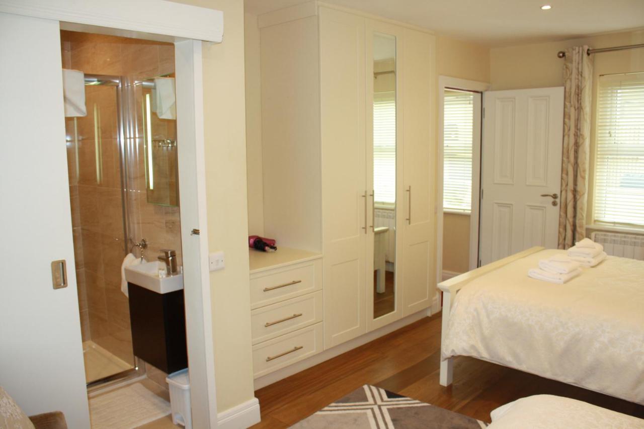Luxury Townhouse -Free Private Parking- 2 Bedrooms Both En-Suite -Sleeps 5 - Fully Equipped Kitchen, Dining Room- Living Room With Tv Dvd Outside Courtyard With Seating - Fast Wi-Fi- 2-Minute Walk To Town Centre Killarney Exteriér fotografie