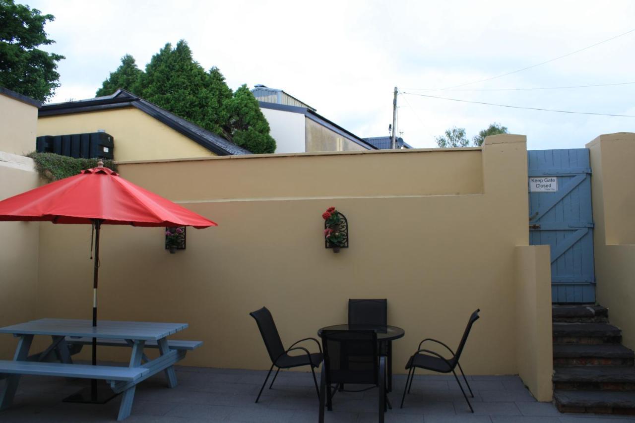 Luxury Townhouse -Free Private Parking- 2 Bedrooms Both En-Suite -Sleeps 5 - Fully Equipped Kitchen, Dining Room- Living Room With Tv Dvd Outside Courtyard With Seating - Fast Wi-Fi- 2-Minute Walk To Town Centre Killarney Exteriér fotografie