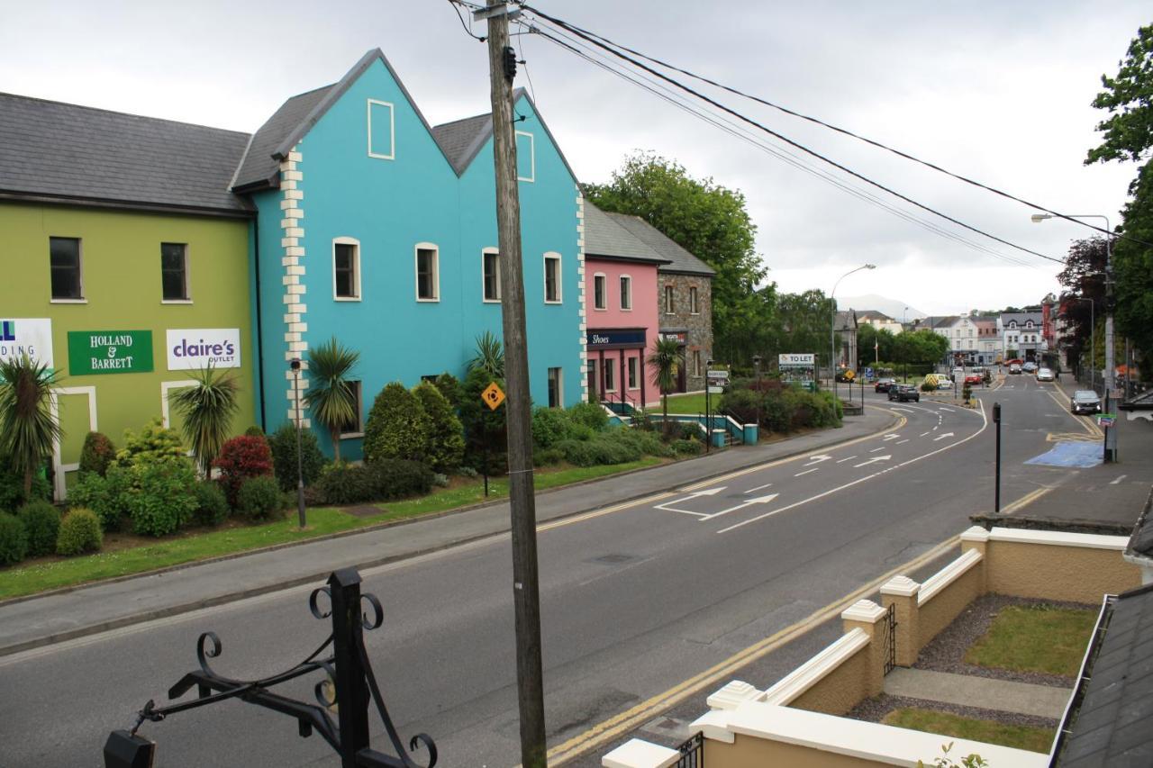 Luxury Townhouse -Free Private Parking- 2 Bedrooms Both En-Suite -Sleeps 5 - Fully Equipped Kitchen, Dining Room- Living Room With Tv Dvd Outside Courtyard With Seating - Fast Wi-Fi- 2-Minute Walk To Town Centre Killarney Exteriér fotografie