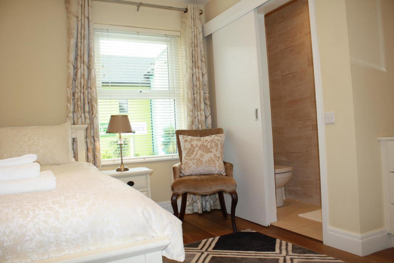 Luxury Townhouse -Free Private Parking- 2 Bedrooms Both En-Suite -Sleeps 5 - Fully Equipped Kitchen, Dining Room- Living Room With Tv Dvd Outside Courtyard With Seating - Fast Wi-Fi- 2-Minute Walk To Town Centre Killarney Exteriér fotografie