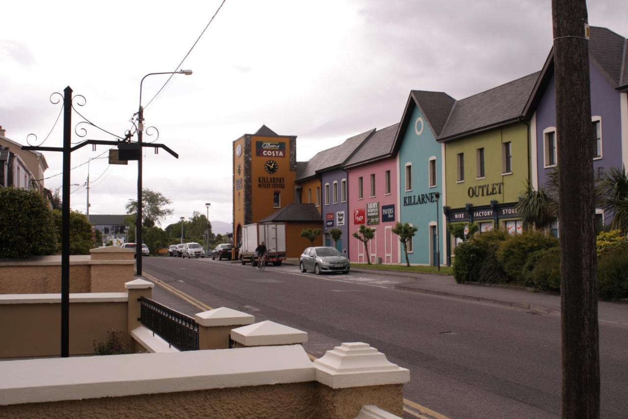 Luxury Townhouse -Free Private Parking- 2 Bedrooms Both En-Suite -Sleeps 5 - Fully Equipped Kitchen, Dining Room- Living Room With Tv Dvd Outside Courtyard With Seating - Fast Wi-Fi- 2-Minute Walk To Town Centre Killarney Exteriér fotografie