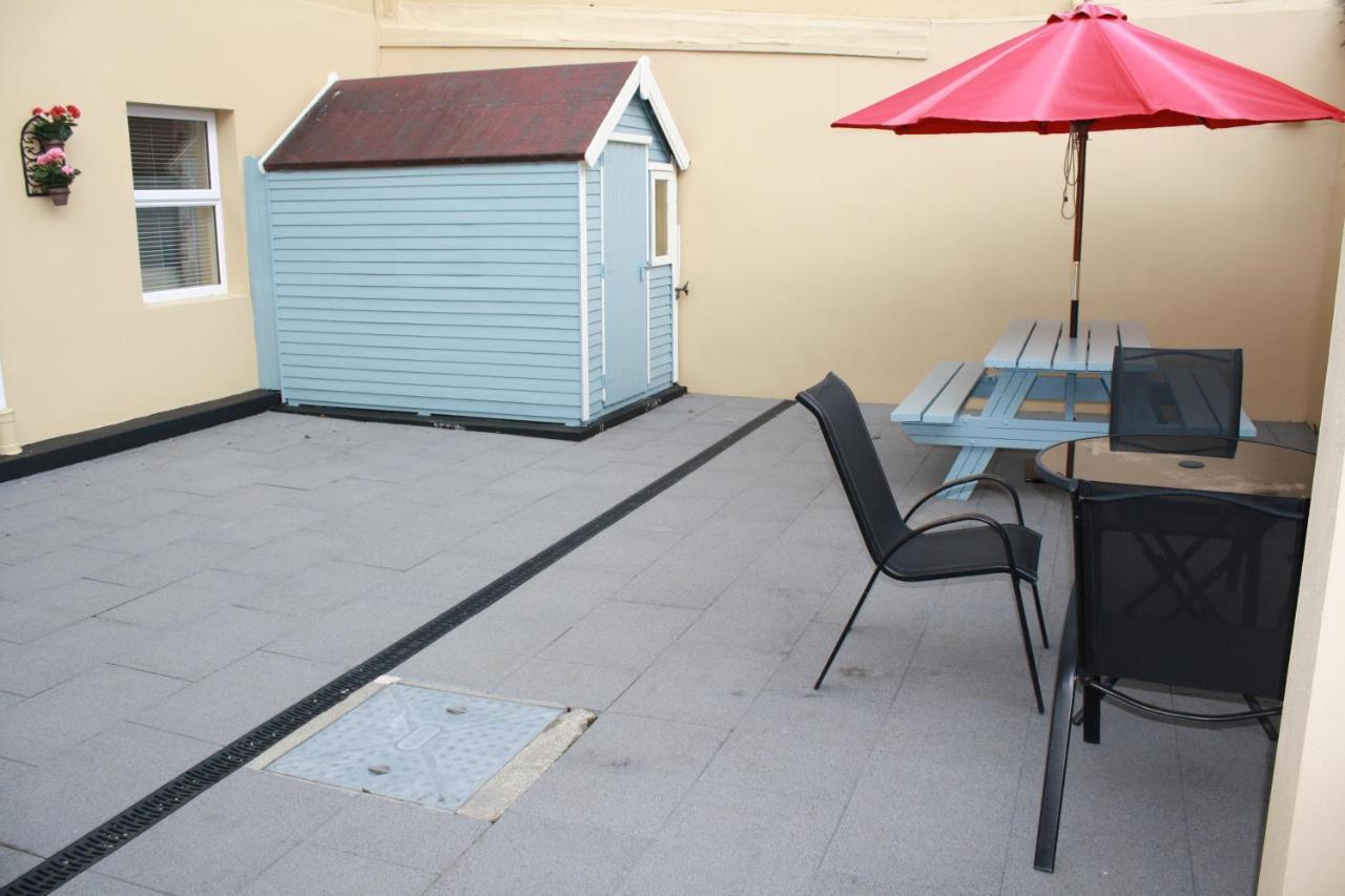 Luxury Townhouse -Free Private Parking- 2 Bedrooms Both En-Suite -Sleeps 5 - Fully Equipped Kitchen, Dining Room- Living Room With Tv Dvd Outside Courtyard With Seating - Fast Wi-Fi- 2-Minute Walk To Town Centre Killarney Exteriér fotografie
